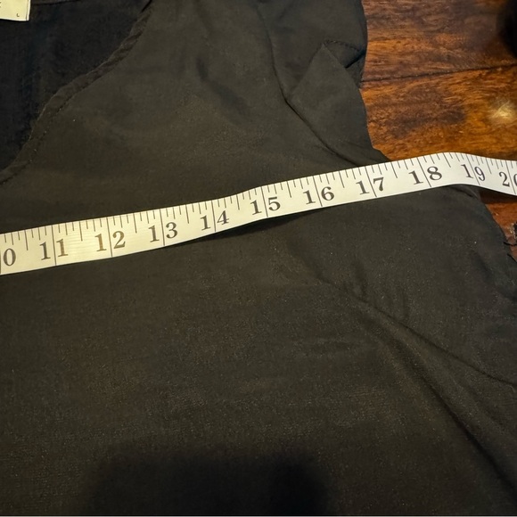 NWT Yana K Flutter Sleeved V-Neck Black Zuma Top Sz L - Capsule Wardrobe Classic - Picture 6 of 6